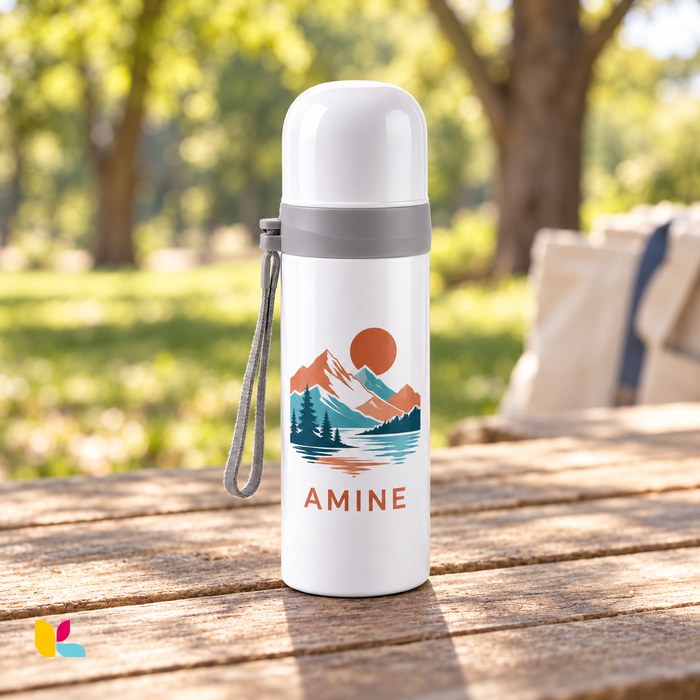Thermos D314-3 avec motif et prénom personnalisés sur une table en extérieur — Kalmaz