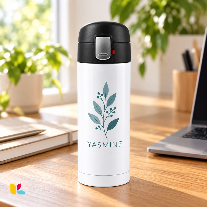Thermos Easy Lock D314-8 avec prénom et motif personnalisés sur un bureau — Kalmaz
