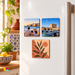 Exemples de magnets carrés personnalisés avec photos et motif décoratif sur une porte de réfrigérateur, mise en situation Kalmaz.