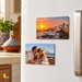 Exemples de magnets rectangulaires personnalisés de 5,5 × 9 cm avec photos sur une porte de réfrigérateur blanc, mise en situation Kalmaz.