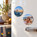 Exemples de magnets ronds personnalisés de 6,5 cm avec photos, posés sur un réfrigérateur blanc, mise en situation Kalmaz.