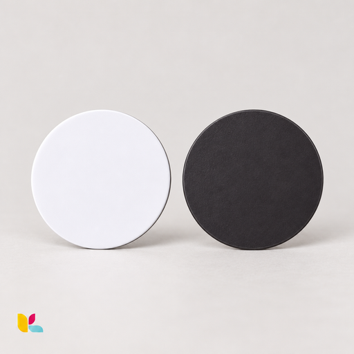 Magnet rond personnalisable de 6,5 cm : face blanche sans impression et dos aimanté sombre, référence BXT996-03.